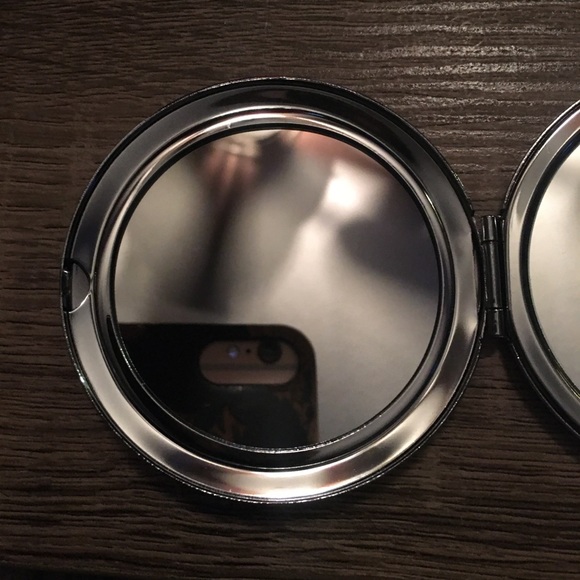 Vintage bat compact. - Picture 2 of 4